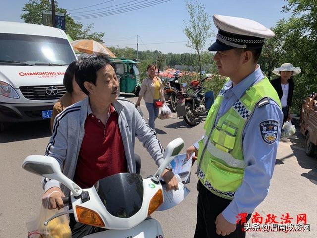 韩城交警走进集市开展代步车整治宣传（图）