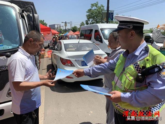 韩城交警走进集市开展代步车整治宣传（图）
