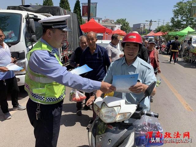 韩城交警走进集市开展代步车整治宣传（图）