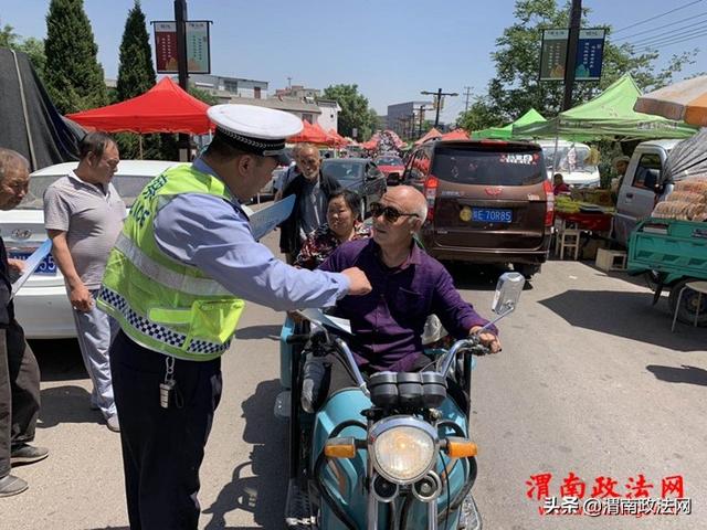 韩城交警走进集市开展代步车整治宣传（图）