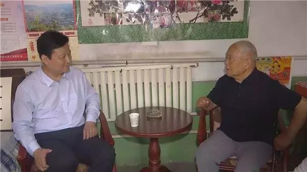  褚锦锋建党节前夕看望慰问老党员和困难党员（图）