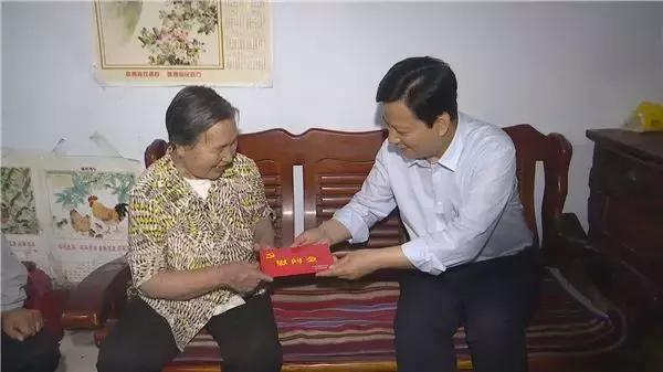  褚锦锋建党节前夕看望慰问老党员和困难党员（图）