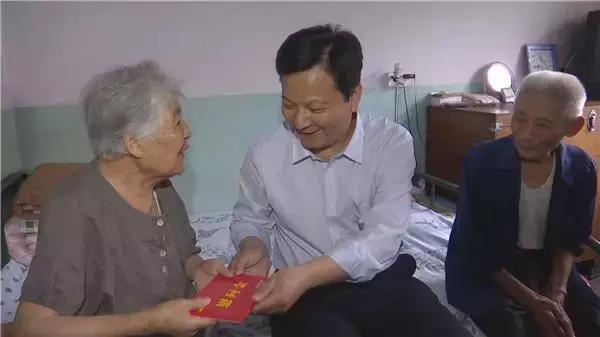  褚锦锋建党节前夕看望慰问老党员和困难党员（图）