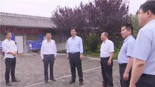  褚锦锋建党节前夕看望慰问老党员和困难党员（图）