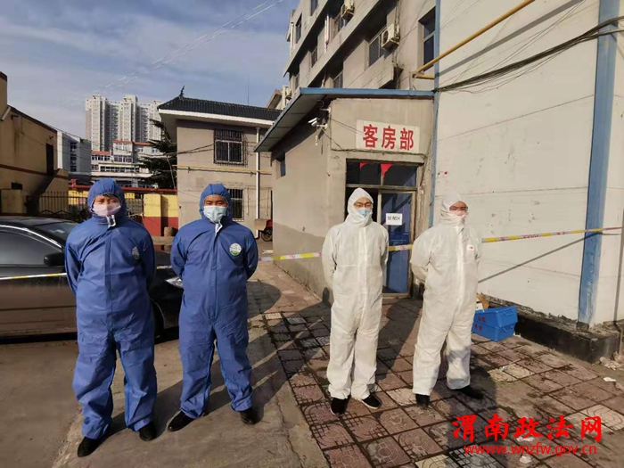 樊世磊、薛毅与同事一块在岗