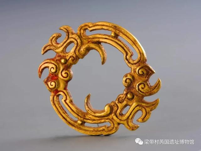 芮博国宝——镂空龙纹金环（图）