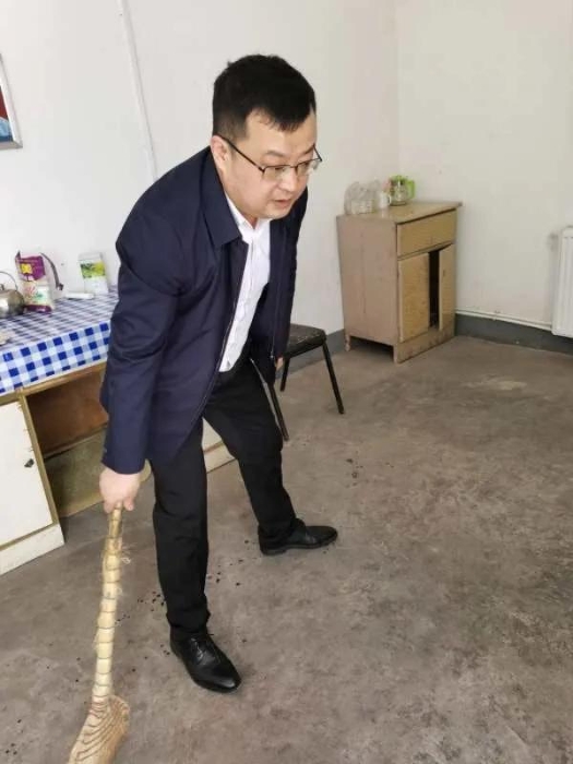 韩城检察：扶贫和爱卫同行（图）