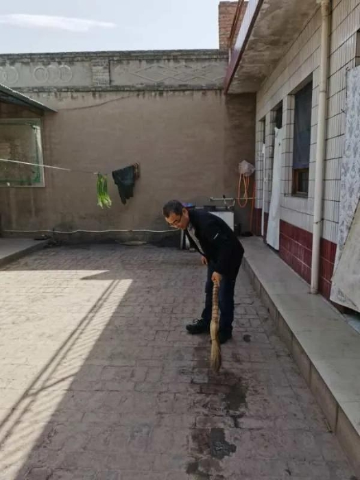 韩城检察：扶贫和爱卫同行（图）