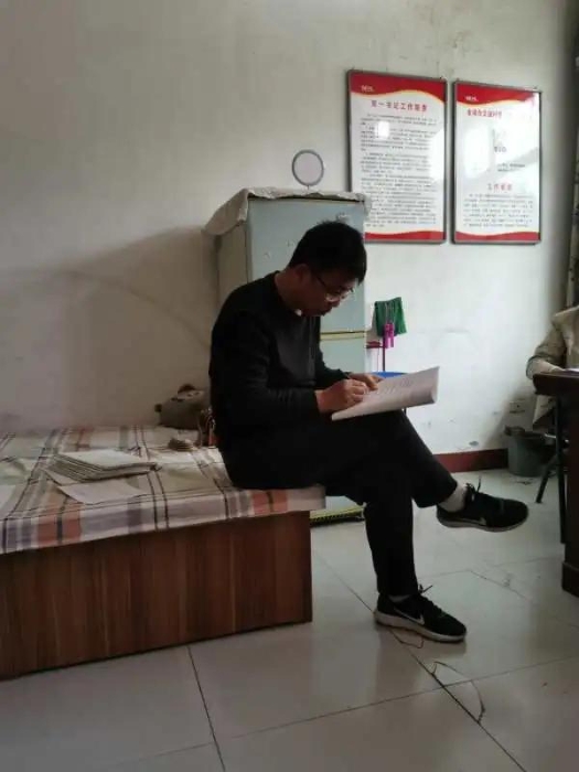 韩城检察：扶贫和爱卫同行（图）