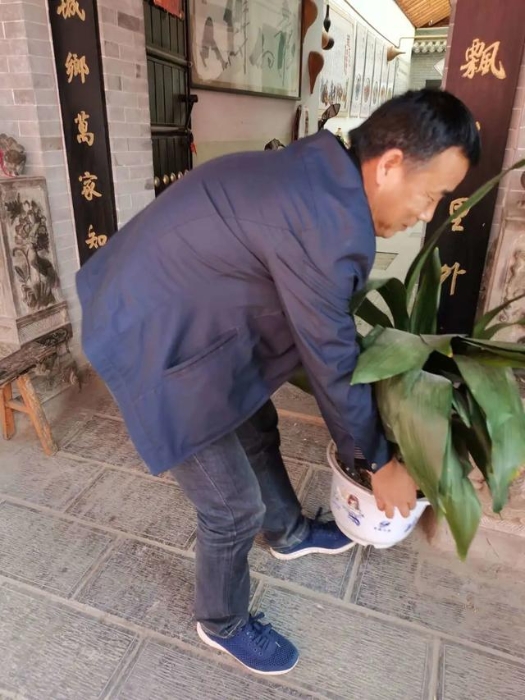 韩城检察：扶贫和爱卫同行（图）