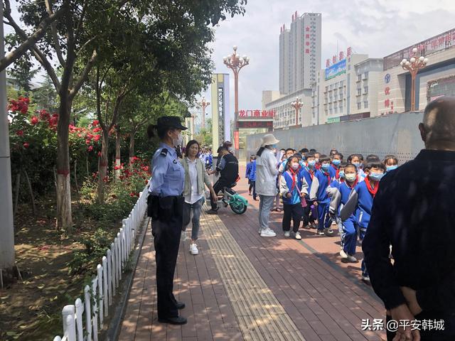 韩城巡特警全力护航学生返校复课