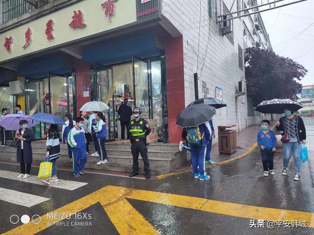 韩城巡特警全力护航学生返校复课