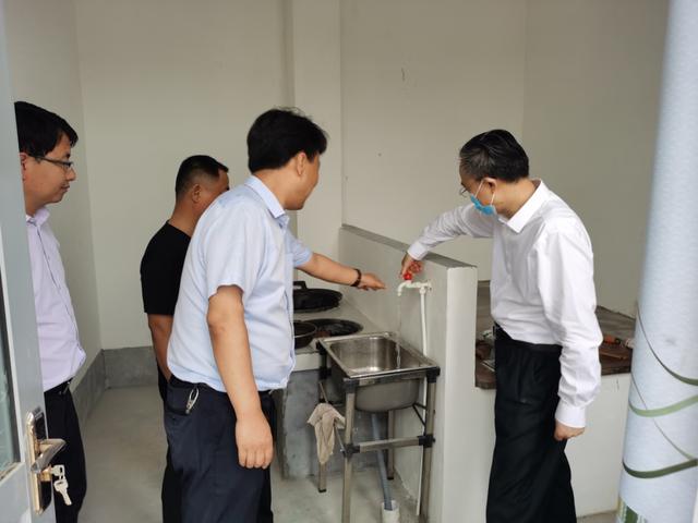 黄忠良检查指导芝川镇、芝阳镇贫困户危房改造等脱贫攻坚重点工作（图）