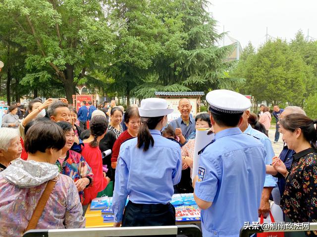 韩城交警“安全生产月”主题宣传忙（图）