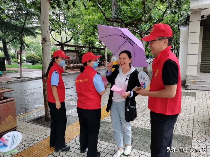 党员民警进社区 共创共建文明城——韩城巡特警积极开展“创文”宣传活动
