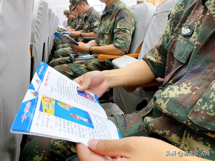 韩城：交通安全进军营 军警共筑平安路（组图）