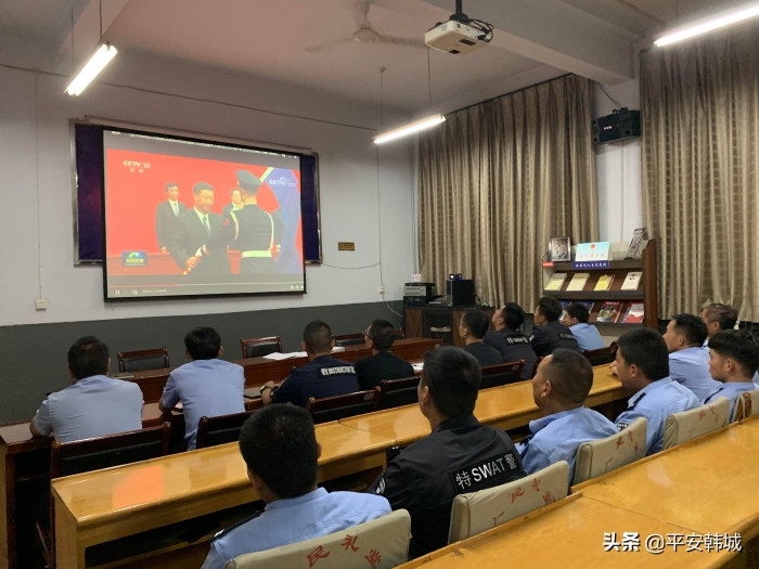 【向警旗敬礼】巡特警大队组织学习传达习近平总书记向人民警察队伍授旗时重要训词精神