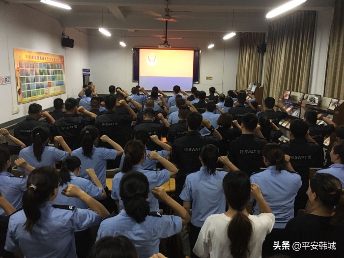 【向警旗敬礼】巡特警大队组织学习传达习近平总书记向人民警察队伍授旗时重要训词精神