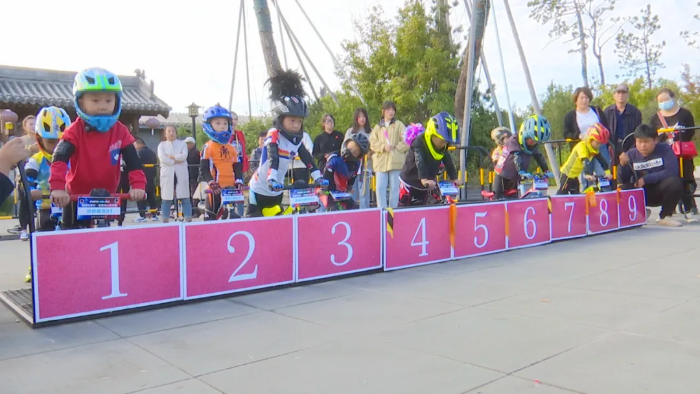 韩城市党家村景区：萌娃上演“速度与激情”儿童平衡车骑行大赛（图）