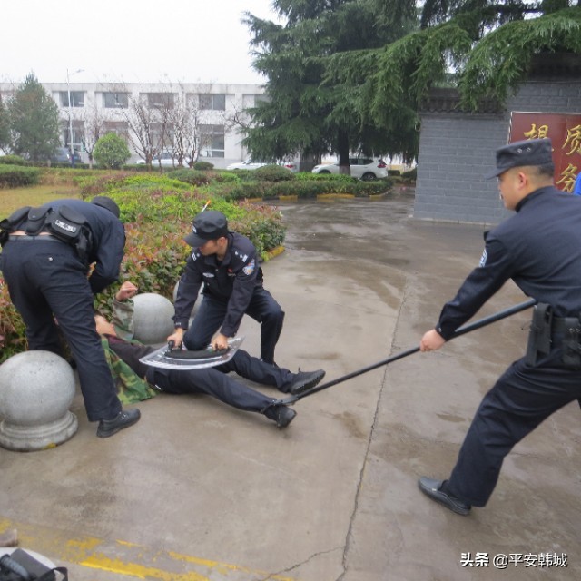 乔南派出所联合自来水厂开展反恐演练