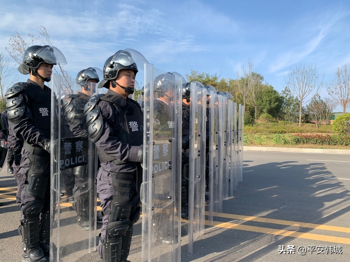 练精兵 强素质 展警威 保平安——韩城巡特警积极开展处置群体性事件演练