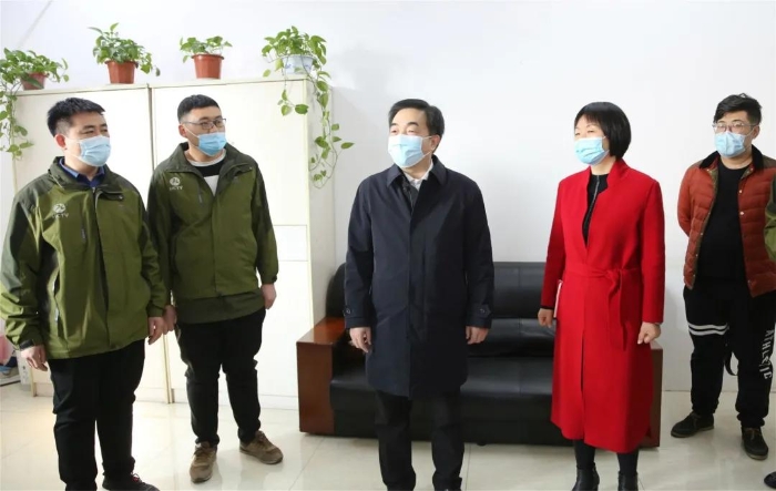 亢振峰大年初一看望慰问一线人员（图）