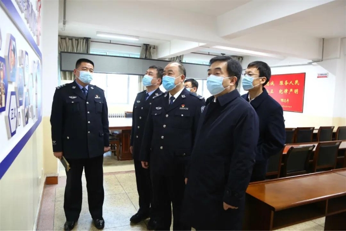 亢振峰大年初一看望慰问一线人员（图）
