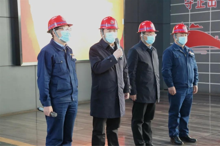 亢振峰大年初一看望慰问一线人员（图）