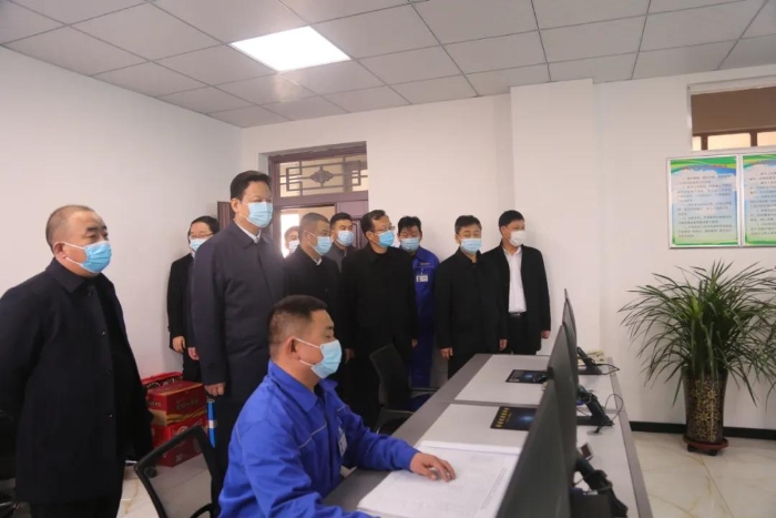 褚锦锋大年初一慰问一线工作人员（图）