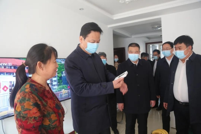 褚锦锋大年初一慰问一线工作人员（图）