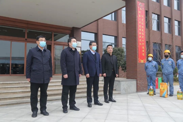 亢振峰大年初二慰问企业一线职工（图）