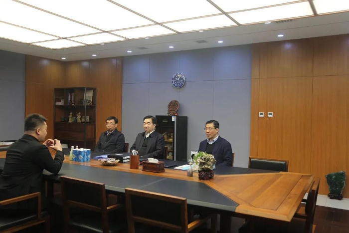亢振峰大年初二慰问企业一线职工（图）