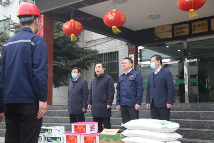 亢振峰大年初二慰问企业一线职工（图）