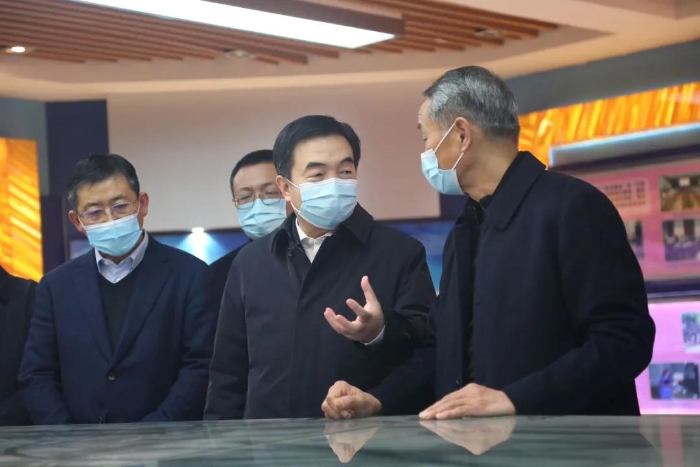 亢振峰大年初二慰问企业一线职工（图）