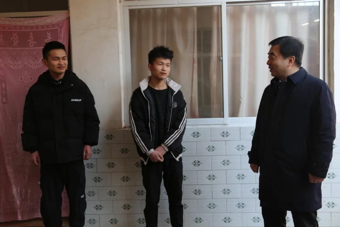 亢振峰检查森林防火工作并慰问一线护林员和山区脱贫群众（图）