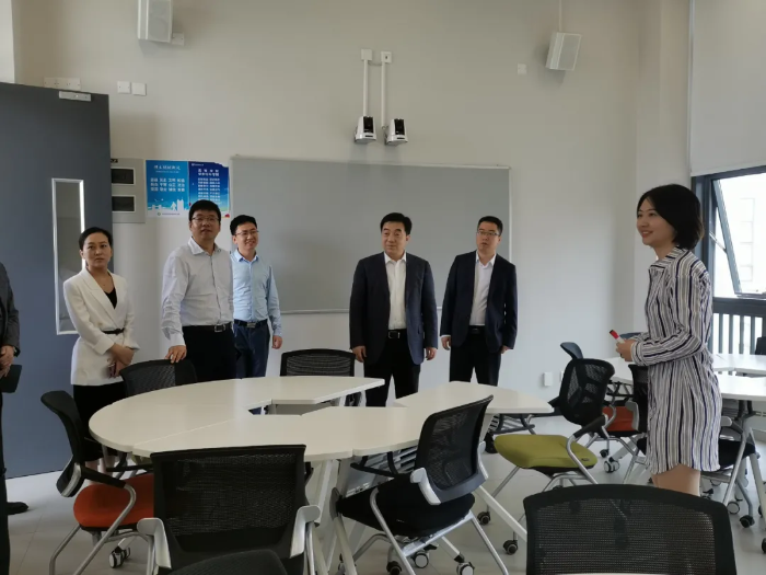 亢振峰带队赴深圳技术大学进行合作交流（图）