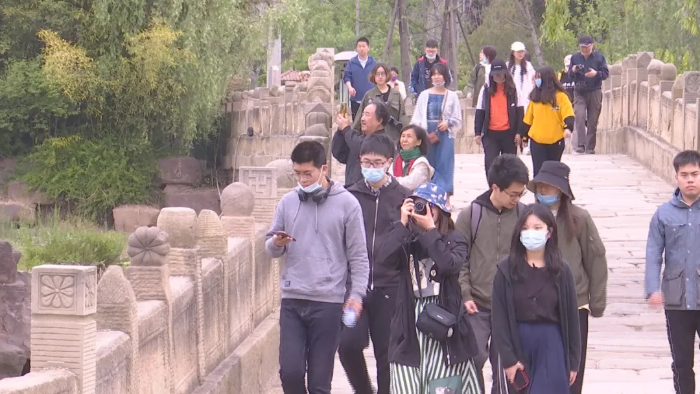 「五一小长假」韩城市司马迁祠景区：游客如织拜史圣 萌娃平衡车赛激情上演（图）