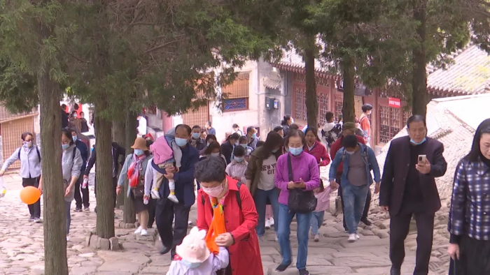 「五一小长假」韩城市司马迁祠景区：游客如织拜史圣 萌娃平衡车赛激情上演（图）