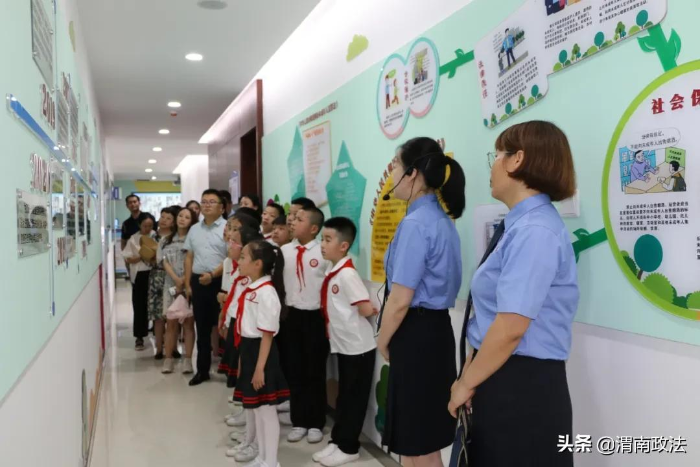 检察开放日宣讲团成员带领同学们参观临渭区人民检察院法制教育基地。