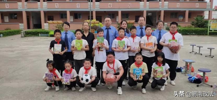 华州检察院联合渭南市人民检察院走访慰问华州区鱼池小学。