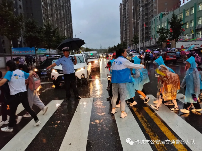 韩城公安交警雨中执勤 为群众出行保驾护航（图）