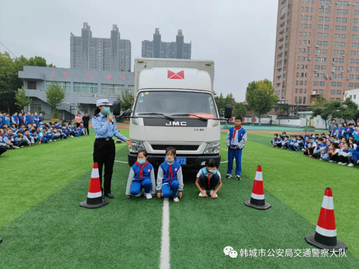 秋季“开学第一课”韩城公安交警向学生传授交通安全知识（图）
