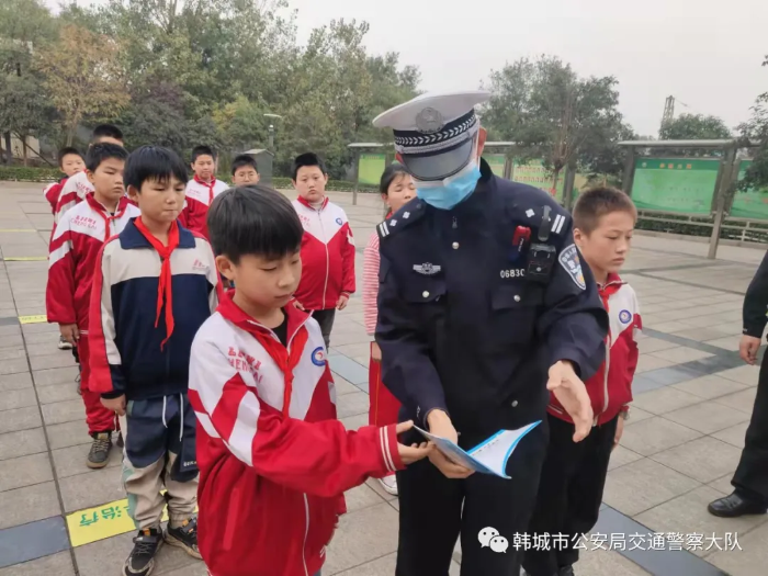 韩城公安交警进学校开展“小手拉大手，安全伴成长”交通安全教育（图）