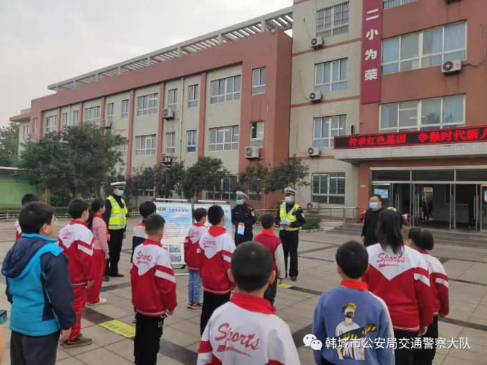 韩城公安交警进学校开展“小手拉大手，安全伴成长”交通安全教育（图）