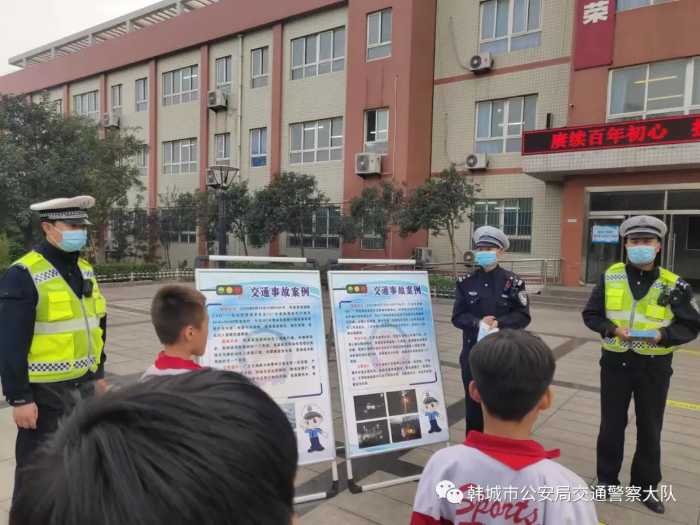韩城公安交警进学校开展“小手拉大手，安全伴成长”交通安全教育（图）