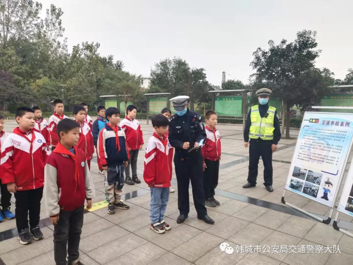 韩城公安交警进学校开展“小手拉大手，安全伴成长”交通安全教育（图）