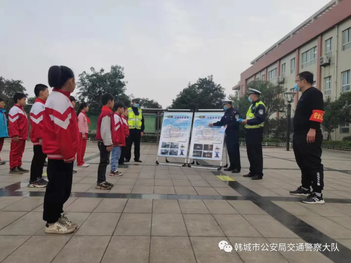 韩城公安交警进学校开展“小手拉大手，安全伴成长”交通安全教育（图）