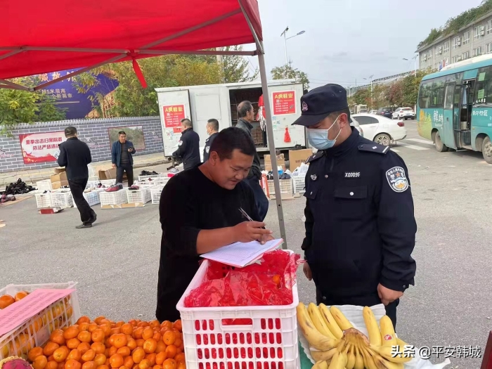 韩城：民警赶集忙宣传 多措并举话平安（图）