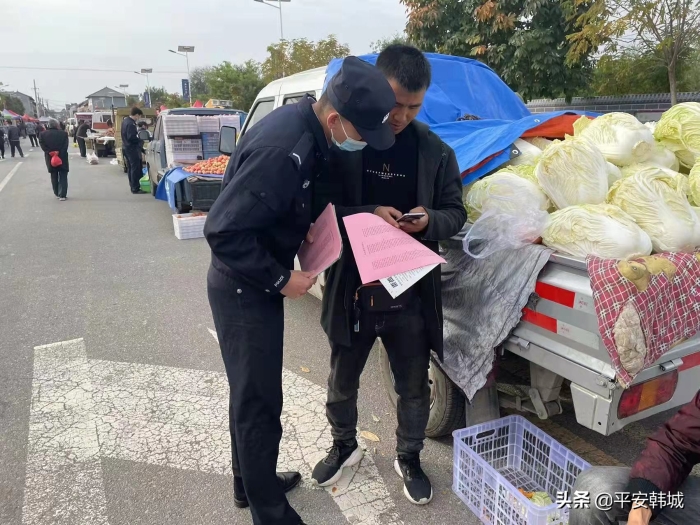 韩城：民警赶集忙宣传 多措并举话平安（图）