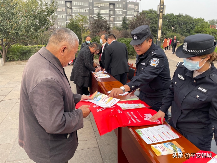韩城：民警赶集忙宣传 多措并举话平安（图）